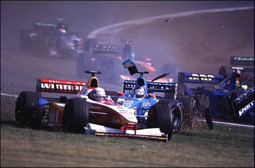 Дзанарди уворачивается от столкновения на старте Гран При Европы 1999 года