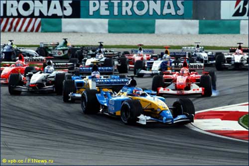 Алонсо лидирует на старте Гран При Малайзии 2003 года, а Шумахер вот-вот протаранит Трулли