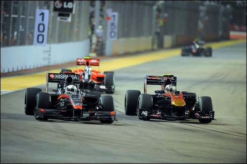 Кристиан Клин пропускает на очередной круг Toro Rosso. Гран При Сингапура 2010 года