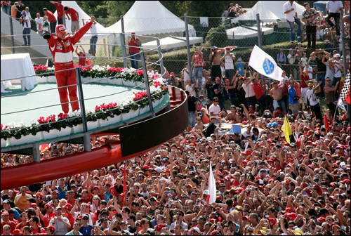Болельщики Ferrari приветствуют победу Михаэля Шумахера на Гран При Италии 2006 года