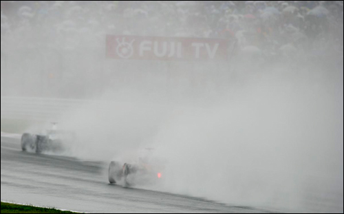 Машины в пелене брызг на Гран При Японии 2007 года