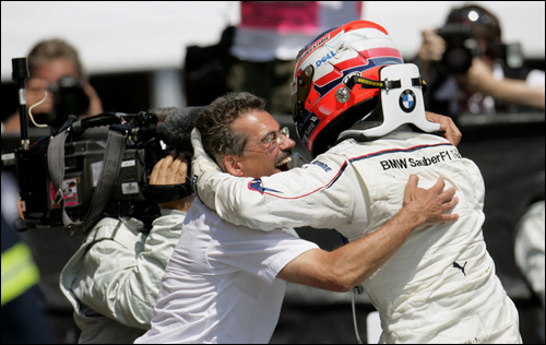Роберт Кубица и глава BMW Motorsport Марио Тайссен поздравляют друг друга с первой победой