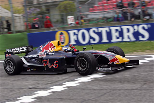 Победный финиш Хейкки в самой первой гонке GP2. Обратите внимание на раскраску машины