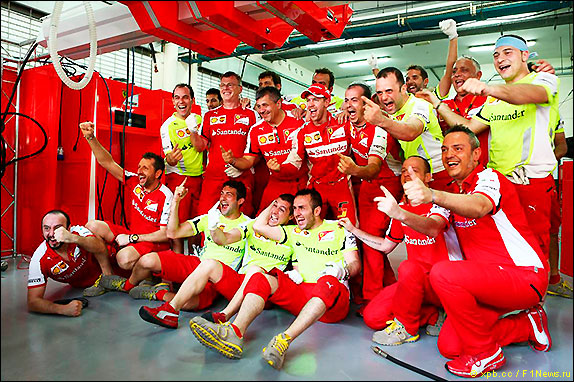 Команда Ferrari празднует победу в Гран При Малайзии 2015