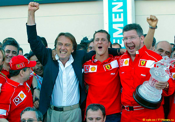 Команда Ferrari празднует победу Михаэля Шумахера в чемпионате 2002 года