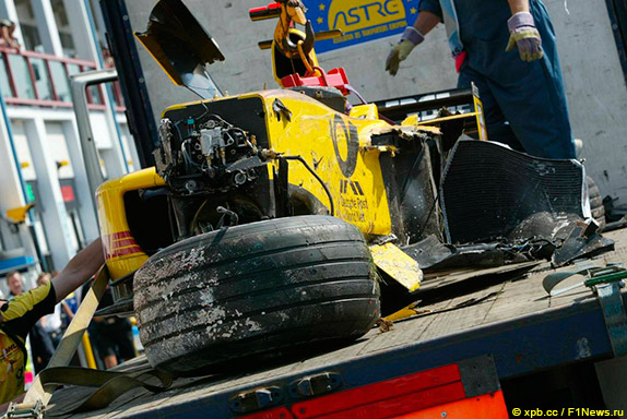 Последствия аварии Джанкарло Физикеллы на тренировке Гран При Франции 2002 года
