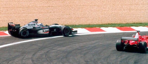 Михаэль Шумахер опережает Кими Райкконена на Гран При Франции 2002 года