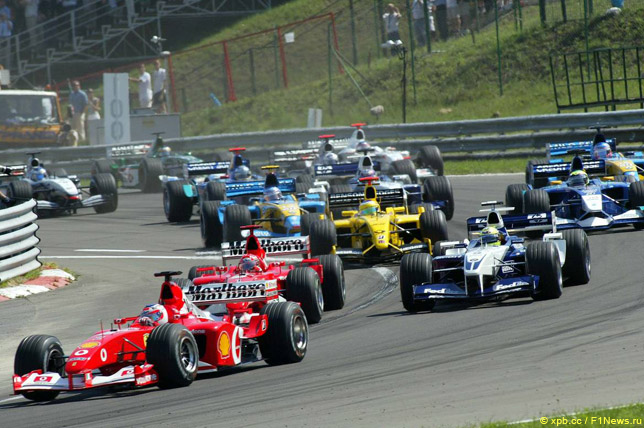 Первый поворот гонки в Венгрии 2002 года