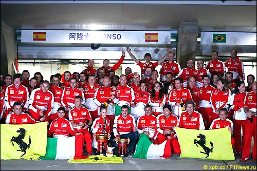 Фернандо Алонсо и Scuderia Ferrari празднуют победу в Гран При Китая 2013