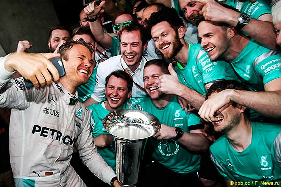 Нико Росберг и Mercedes празднуют победу в Гран При Китая 2016