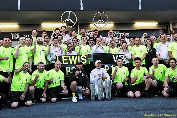 Команда Mercedes отмечает победный дубль