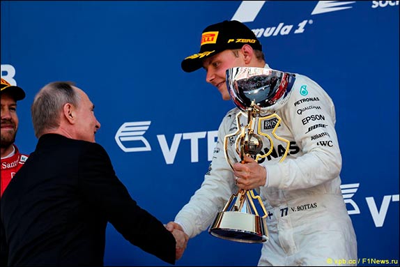 Владимир Путин поздравляет победителя Гран При России