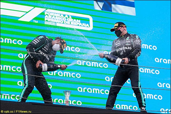 Подиум Гран При Испании 2021. Льюис Хэмилтон и Валттери Боттас.