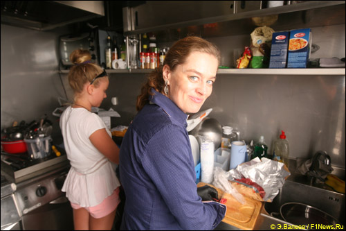 Елена Рамсден на кухне Zeta Corse со своей дочкой Надей