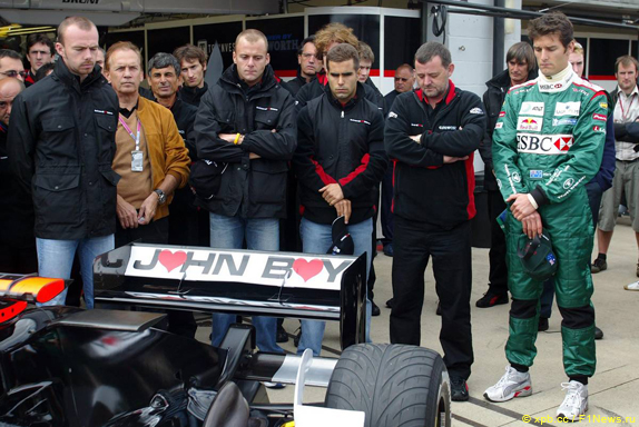 Накануне Гран При Великобритании скончался спортивный директор Minardi Джон Уолтон. В память о нём команда провела минуту молчания, а машины вышли на старт без спонсорских наклеек и с надписями John Boy