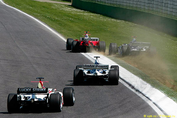 Сражение Михаэля Шумахера и Монтойи за вторую позицию на первом круге Гран При Сан-Марино 2004 года