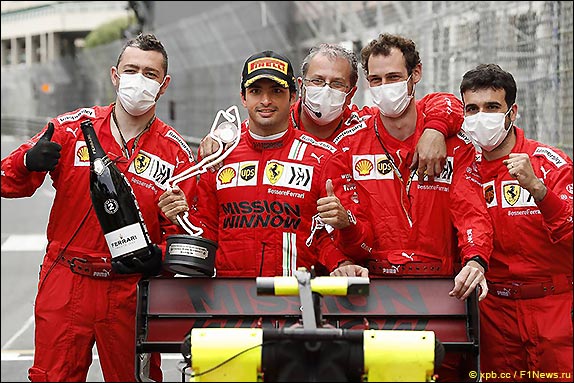 Карлос Сайнс и команда Ferrari отмечают второе место в Гран При Монако 2021