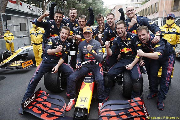 Макс Ферстаппен и Red Bull Racing отмечают победу в Гран При Монако