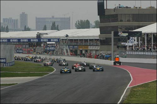 Пилоты Renault выходят в лидеры на старте Гран При Канады 2005 года