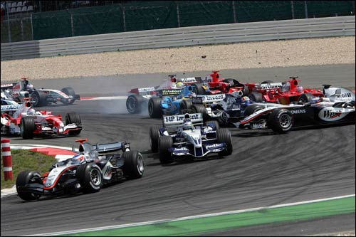 Первый поворот Гран При Европы 2005 года: Кими Райкконен лидирует, а его напарник по McLaren Хуан Монтойя в сложной ситуации