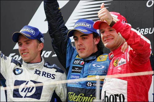 Ник Хайдфельд, Фернандо Алонсо и Рубенс Баррикелло на подиуме Гран При Европы 2005 года