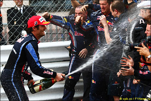 Марк Уэббер празднует победу в Гран При Монако 2010