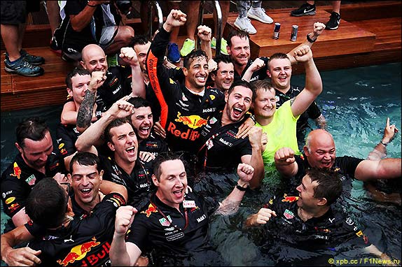 Red Bull и Даниэль Риккардо отмечают победу в Гран При Монако 2018