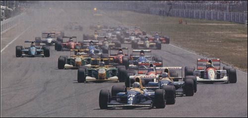 Риккардо Патрезе лидирует на старте Гран При Германии 1992 года. На первом же торможении вперед выйдет Найджел Мэнселл