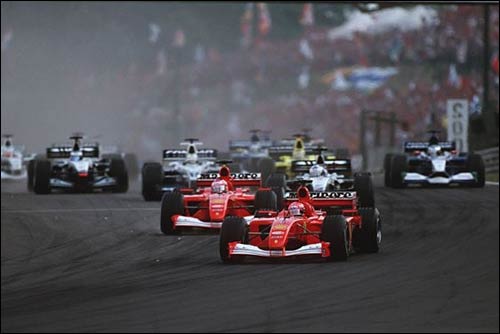 Пилоты Скудерии Михаэль Шумахер и Рубенс Баррикелло лидируют на старте Гран При Венгрии 2001 года