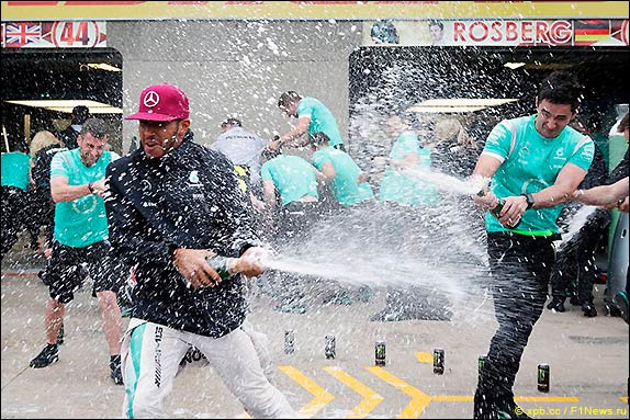 Льюис Хэмилтон и команда Mercedes отмечают победу в Гран При Канады 2016