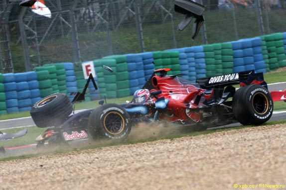 Авария Витантонио Лиуцци и Энтони Дэвидсона на старте Гран При Франции
