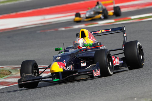 Даниил Квят на трассе Формулы Renault 2.0