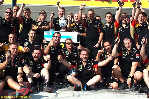 Команда Lotus F1 и Кими Райкконен отмечают второе место в Гран При Венгрии 2013