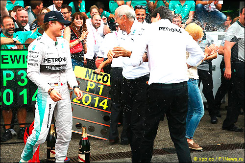 Нико Росберг и команда Mercedes празднуют первое и третье места в Гран При Германии