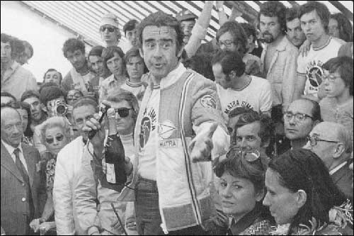 Жан-Люк Лагардер празднует успехи Marta с сотрудниками компании. В первом ряду можно увидеть будущего пилота Ф1 Жана-Пьера Жабуя