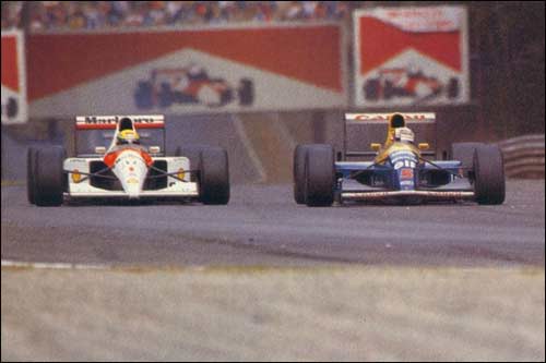 Найджел Мэнселл обгоняет Айртона Сенну в споре за победу в Гран При Италии 1991 года