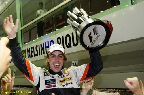 Победитель Гран При Сингапура 2008 года Фернандо Алонсо. На заднем плане можно рассмотреть главную причину его успеха