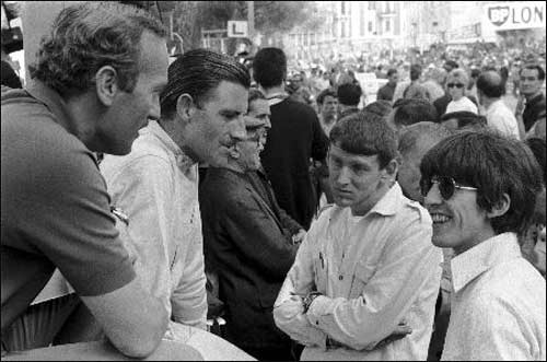 Кит Грин (второй справа) в компании Колина Чепмена, Грэма Хилла и музыканта Джорджа Харрисона на Гран При Монако 1966 года