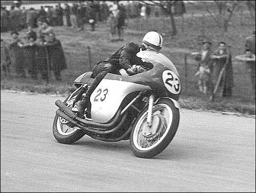 Джон завершил мотоциклетную карьеру по итогам сезона '60 - став чемпионом в классах '350' и '500'
