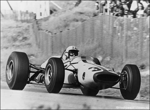 Lotus Майка Спенса на пути к пятому месту в Гран При Голландии 1966 года