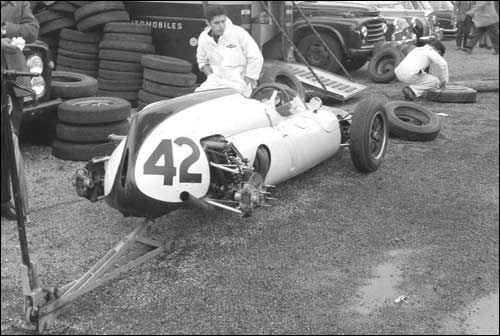 Механики без особой спешки готовят Cooper Грегори к Гран При Великобритании 1961 года в Эйнтри