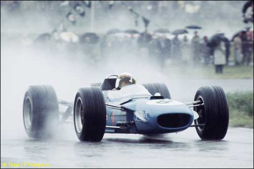 На дождливом Гран При Голландии 1968 года Джеки Стюарт принёс Matra дебютную победы в Ф1