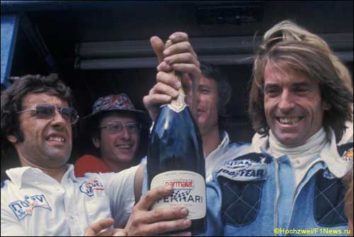 Дюкаруж и Жак Лаффит празднуют первую в истории победу Ligier. Гран При Швеции 1977 года