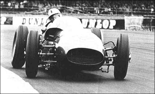 Рой Сальвадори пилотирует Aston Martin ВИК4 на Гран При Великобритании 1959 года