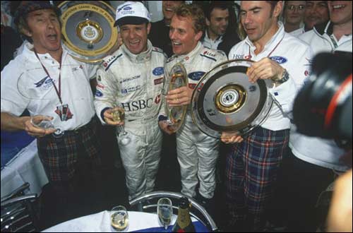 Команда Stewart GP отмечает свою первую победу на Гран При Европы 1999 года. Пол - с круглой тарелкой в руках