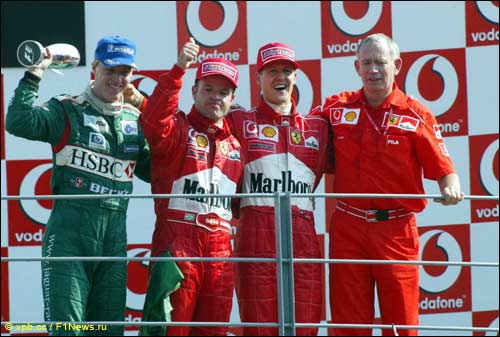 Рори с пилотами Ferrari и Эдди Ирвайном на подиуме Гран При Италии 2002 года