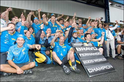 Команда Renault радуется чемпионскому титулу Фернандо Алонсо на Гран При Бразилии 2005 года. Дюдо нет на этом снимке, но он тоже внес ощутимый вклад в этот успех