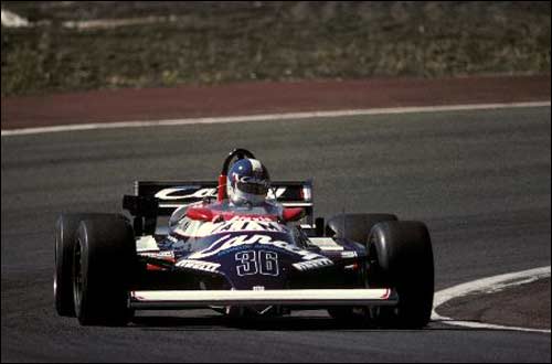 Для молодой команды Toleman испанская гонка стала всего четверой в Ф1. И вновь оба ее пилота - Брайан Хентон и Дерек Уорик (на фото) - не прошли квалификацию