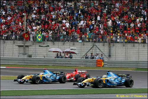 Тройная борьба за лидерство в гонке - Алонсо, Физикелла и Шумахер