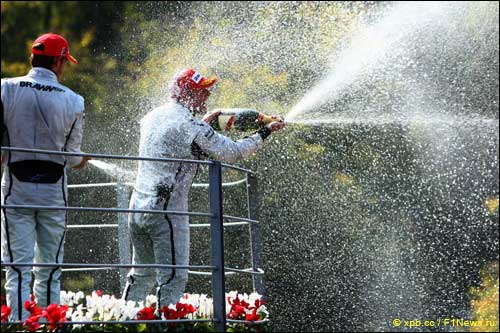 Прежде Рубенс Баррикелло уже дважды побеждал в Монце на Ferrari. Теперь же поднялся на вершину подиума в комбинезоне команды Brawn GP